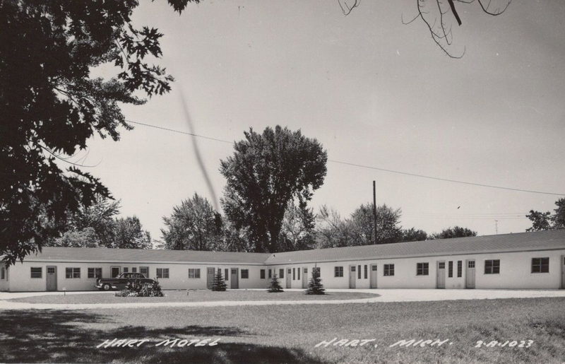 Hart Motel - Postcard (newer photo)